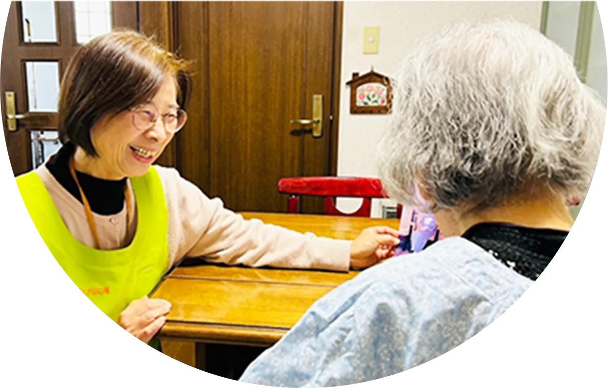 利用者と楽しく話をする管理者