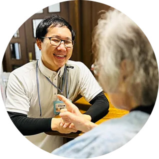 利用者と楽しく話をするケアマネジャー