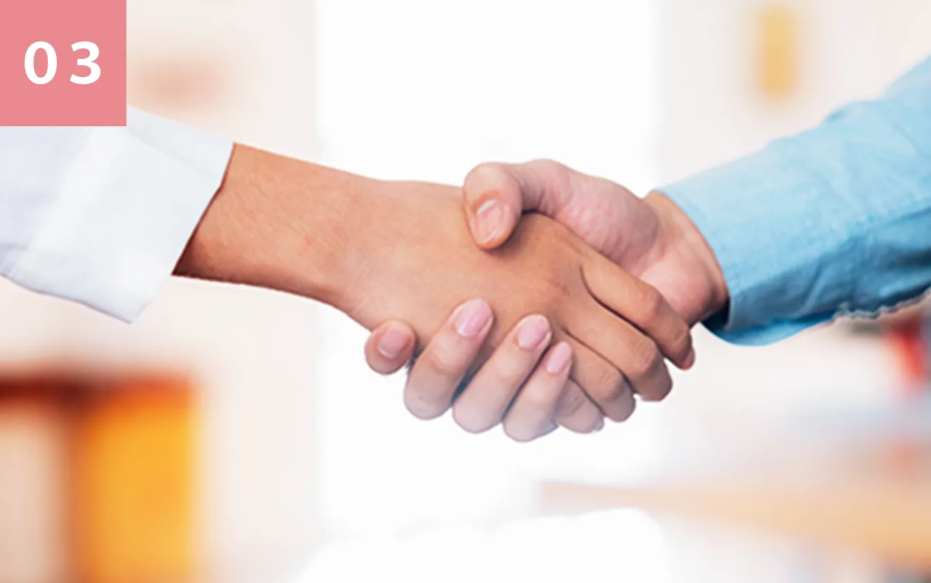 握手している手